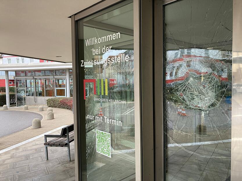 Am Landratsamt in Heilbronn wurden in der Nacht auf Freitag mehrere Scheiben beschädigt. Am Landratsamt in Heilbronn wurden in der Nacht auf Freitag mehrere Scheiben beschädigt.