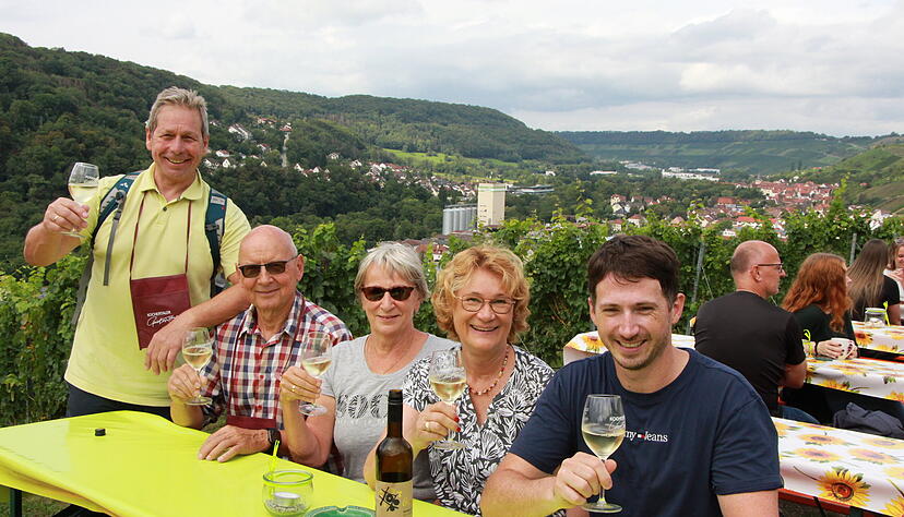 Weingenuss an 16 Stationen und tolle Aussichten auf die Hohenloher Landschaft erleben die Besucher bei der Kochertaler Genießertour. Weingenuss an 16 Stationen und tolle Aussichten auf die Hohenloher Landschaft erleben die Besucher bei der Kochertaler Genießertour.