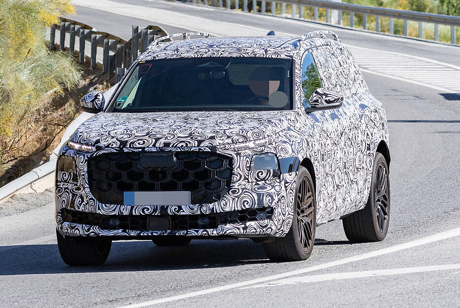 Im Erlkönig-Look ist der Prototyp des SUV Q9 bereits auf den Straßen unterwegs. Audi will das neue Modell 2026 auf den Markt bringen.