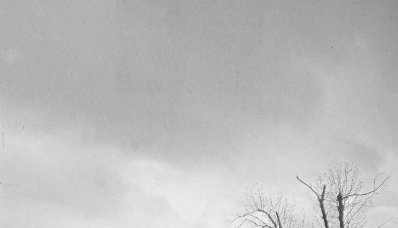 Im Hintergrund ist der Götzenturm zu erkennen, davor die 1947 neu errichtete Friedrich-Ebert-Brücke an der Hefenweilerinsel. Im Hintergrund ist der Götzenturm zu erkennen, davor die 1947 neu errichtete Friedrich-Ebert-Brücke an der Hefenweilerinsel.