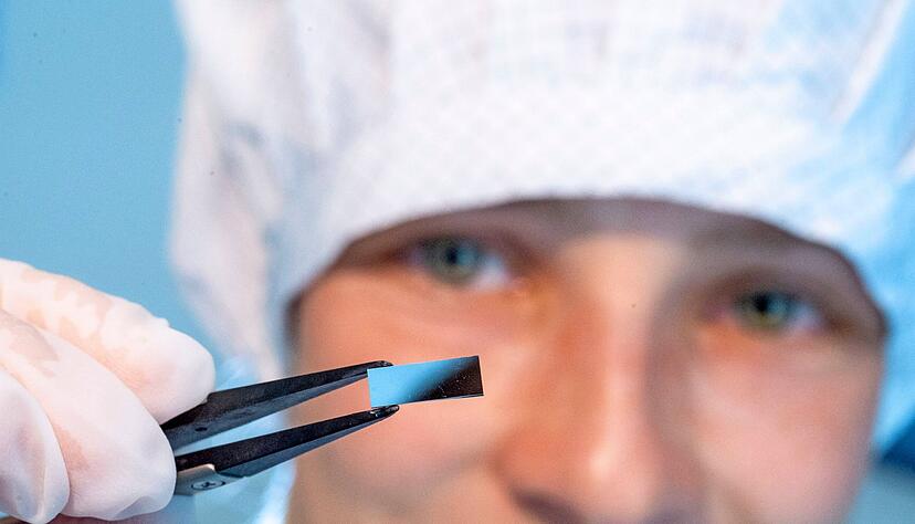 Q.Ant ist es gelungen, spezielle Lichtkan&auml;le auf Silizium-Chips aufzubringen. Die photonischen Chips sollen in Quantencomputern zum Einsatz kommen.
Foto: Trumpf