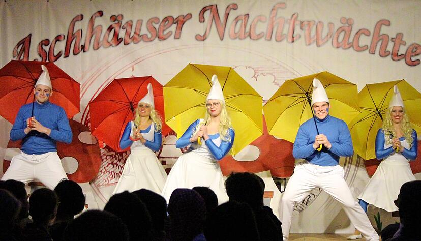 Schlumpfhausen in Aschhausen: Mit einer verspielten Choreographie tanzen sich die Schlümpfe durchs Gemeindehaus.
Fotos: Tamara Ludwig Schlumpfhausen in Aschhausen: Mit einer verspielten Choreographie tanzen sich die Schlümpfe durchs Gemeindehaus.
Fotos: Tamara Ludwig