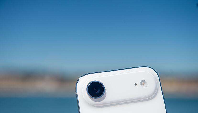 Apple quetschte praktisch die gesamte Computer-Technik des iPhone Air in die «Plateau» genannte Kamera-Auswölbung rein. Apple quetschte praktisch die gesamte Computer-Technik des iPhone Air in die «Plateau» genannte Kamera-Auswölbung rein.