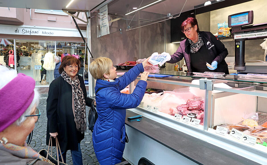 Der Heilbronner Wochenmarkt findet noch am 24. und 31. Dezember statt. Im kommenden Jahr lockt er die Kunden wieder mit frischem Obst und Gemüse, Blumen, Backwaren, Fleisch- und Wurstwaren, Käse, Fisch, mediterraner Feinkost und Aufstrichen sowie Geflügel- und Molkereiprodukte an. Der Heilbronner Wochenmarkt findet noch am 24. und 31. Dezember statt. Im kommenden Jahr lockt er die Kunden wieder mit frischem Obst und Gemüse, Blumen, Backwaren, Fleisch- und Wurstwaren, Käse, Fisch, mediterraner Feinkost und Aufstrichen sowie Geflügel- und Molkereiprodukte an.