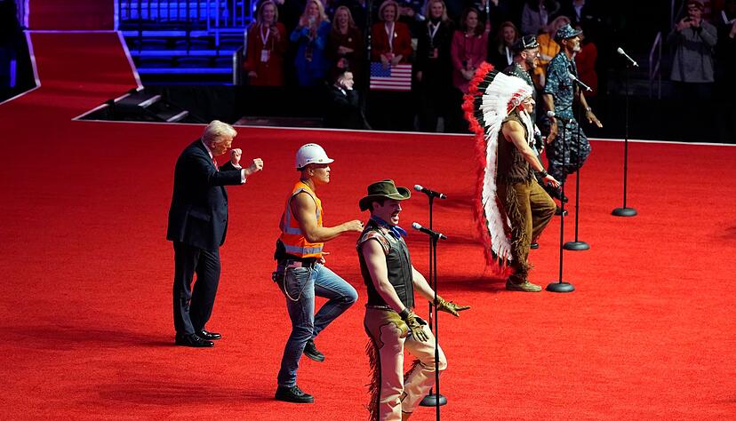 Zum Schluss tanzte Trump gemeinsam mit der Band Village People zu deren Hit «Y.M.C.A.» Zum Schluss tanzte Trump gemeinsam mit der Band Village People zu deren Hit «Y.M.C.A.»
