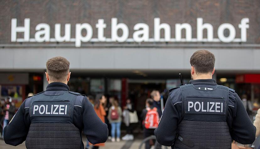 Der Polizeibeauftragte des Bundes, Uli Gr&ouml;tsch, hat sich mehrere Liegenschaften der Bundespolizei in Bahnh&ouml;fen angeschaut. (Archivbild)