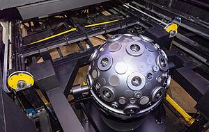Der Sternenprojektor im Science Dome: Mit dieser Kugel samt vieler Objektive entsteht der Sternenhimmel auf der Kuppel-Leinwand. Foto: Mario Berger Der Sternenprojektor im Science Dome: Mit dieser Kugel samt vieler Objektive entsteht der Sternenhimmel auf der Kuppel-Leinwand. Foto: Mario Berger