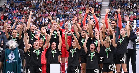 Hoch damit: Lena Oberdorf darf als Erste den Supercup präsentieren.