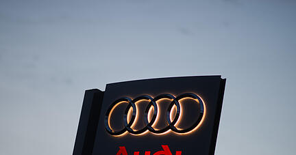 ARCHIV - Ein Audi-Logo leuchtet am 05.11.2015 in der Morgendämmerung an einem Volkswagen Autohaus in Hannover (Niedersachsen). Die deutschen VW- und Audi-Händler streiten mit dem Autobauer öffentlich über die Folgen der Dieselkrise und wollen Schadenersatz. (zu dpa «Umgang mit der Dieselkrise entzweit VW und Autohändler» vom 16.09.2017) Foto: Julian Stratenschulte/dpa +++(c) dpa - Bildfunk+++ | Verwendung weltweit ARCHIV - Ein Audi-Logo leuchtet am 05.11.2015 in der Morgendämmerung an einem Volkswagen Autohaus in Hannover (Niedersachsen). Die deutschen VW- und Audi-Händler streiten mit dem Autobauer öffentlich über die Folgen der Dieselkrise und wollen Schadenersatz. (zu dpa «Umgang mit der Dieselkrise entzweit VW und Autohändler» vom 16.09.2017) Foto: Julian Stratenschulte/dpa +++(c) dpa - Bildfunk+++ | Verwendung weltweit
