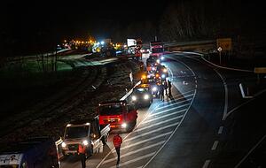 Hunderte Traktoren, Baufahrzeuge und Lkws blockieren das Kreuz der Bundesstraßen B303 und B279. Hunderte Traktoren, Baufahrzeuge und Lkws blockieren das Kreuz der Bundesstraßen B303 und B279.