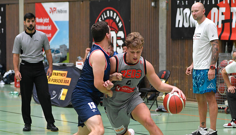 Unter den Augen von Trainer Goran Mijic (rechts) steuerte Denis Schnakenberg (am Ball) zum erfolgreichen Saisonauftakt in Stuttgart sechs Punkte bei. Unter den Augen von Trainer Goran Mijic (rechts) steuerte Denis Schnakenberg (am Ball) zum erfolgreichen Saisonauftakt in Stuttgart sechs Punkte bei.