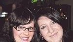 Sabine Wolf und Sarah Brudi (von links) feiern bei leckeren Cocktails im Alex in Heilbronn.