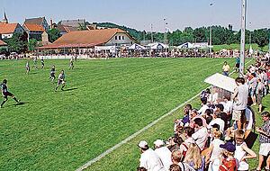 Volles Haus beim Stimme-Cup im Jahr 2002. Das &Uuml;berblicksbild &uuml;ber das Spielfeld ist nur wegen des f&uuml;r das Turnier geschaffenes Sprecherturms m&ouml;glich gewesen. 
Foto: Archiv/Veigel