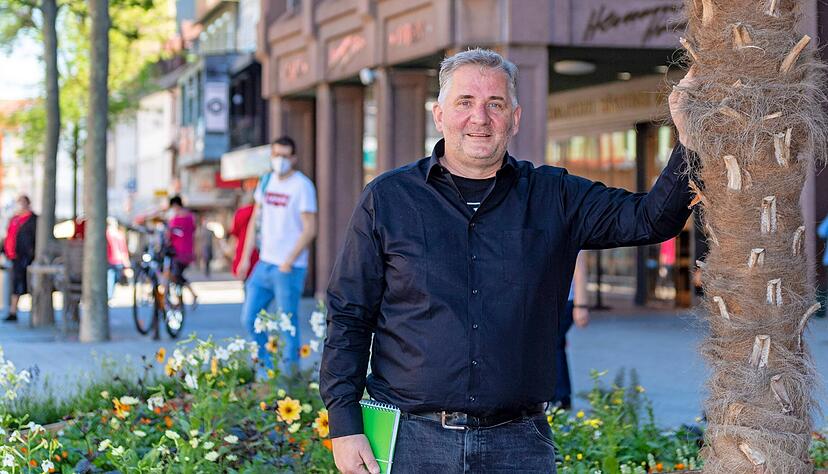 "Man muss in Zeiten des Klimawandels stärker über dauerhafte Grüninseln in der Stadt nachdenken", sagt Oliver Toellner und stellte sich zum Stimme-Interview programmatisch zwischen das temporäre Grün auf dem Kiliansplatz.
Foto: Mario Berger "Man muss in Zeiten des Klimawandels stärker über dauerhafte Grüninseln in der Stadt nachdenken", sagt Oliver Toellner und stellte sich zum Stimme-Interview programmatisch zwischen das temporäre Grün auf dem Kiliansplatz.
Foto: Mario Berger
