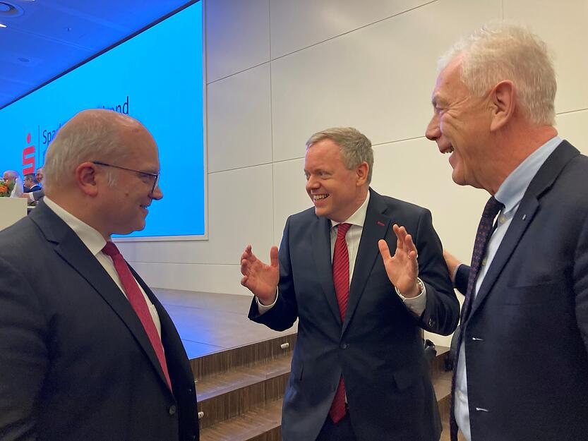Februar: Hohenloher Landrat Matthias Neth (Mitte) ist zum Präsidenten des Sparkassenverbandes Baden-Württemberg gewählt. Februar: Hohenloher Landrat Matthias Neth (Mitte) ist zum Präsidenten des Sparkassenverbandes Baden-Württemberg gewählt.