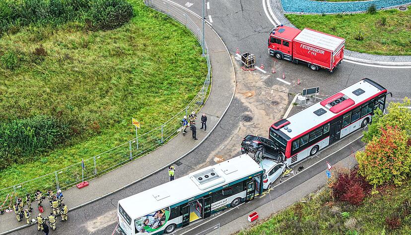 An einem Kreisverkehr in Oberkochen sind zwei Autos aufeinandergestapelt worden. An einem Kreisverkehr in Oberkochen sind zwei Autos aufeinandergestapelt worden.