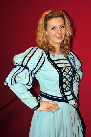 Eleni Triantafillou: In Ludwigsburg studiert die 20-J&auml;hrige Fr&uuml;hkindliche Bildung und Erziehung. Weil sie sich gerne engagiert, m&ouml;chte sie K&auml;thchen werden. Auch gef&auml;llt ihr das Kleid sehr. Sie m&ouml;chte mit Zuverl&auml;ssigkeit und, Durchsetzungsverm&ouml;gen punkten. Bei der WM kann sie sich nicht zwischen Deutschland und Griechenland entscheiden.