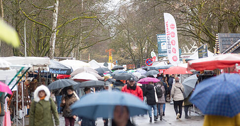 Trotz des schlechten Wetters kommen einige Besucher zum neuen Pferdemarkt-Standort nahe des Wertwiesenparks.