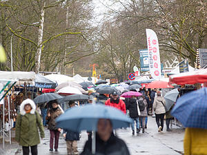 Trotz des schlechten Wetters kommen einige Besucher zum neuen Pferdemarkt-Standort nahe des Wertwiesenparks.