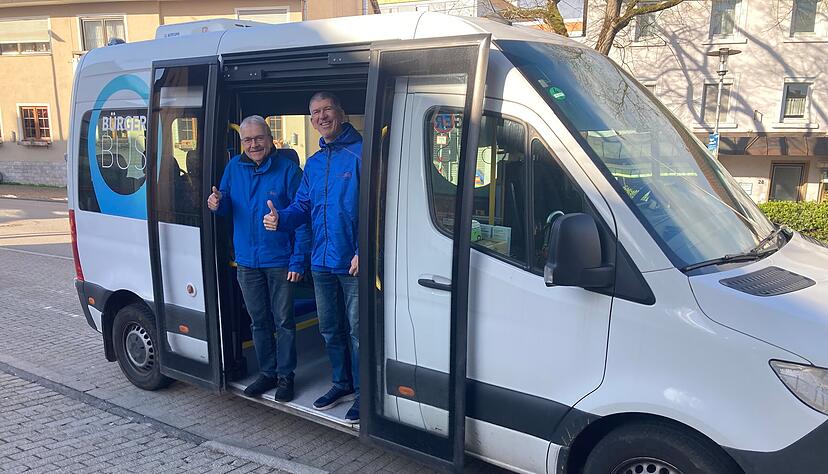 Klaus Ries-M&uuml;ller, Vorsitzende des B&uuml;rgerbusvereins, und Fahrer Dirk Bosse