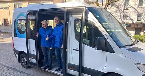 Klaus Ries-M&uuml;ller, Vorsitzende des B&uuml;rgerbusvereins, und Fahrer Dirk Bosse