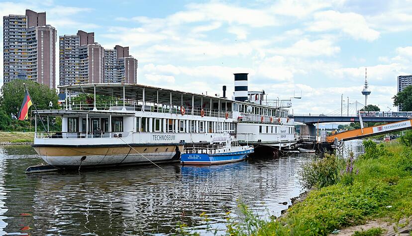 Das Museumsschiff «Mannheim», ein Raddampfer, liegt auf dem Neckar an einem Ufersteg.