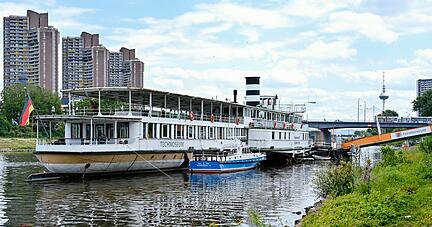 Das Museumsschiff «Mannheim», ein Raddampfer, liegt auf dem Neckar an einem Ufersteg.
