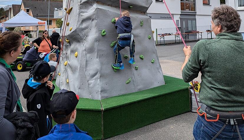 W&auml;hrend sich die Kleinen hier am Kletterturm &uuml;ben, ist der Ninja-Monster-Race-Parcour die ultimative Herausforderung auf dem Rummelplatz beim Krautheimer Fr&uuml;hling.