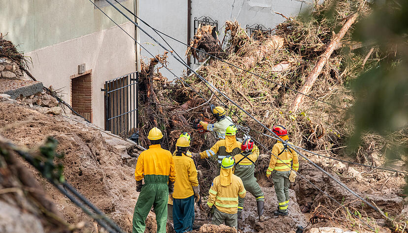 Feuerwehrleute arbeiten in einem betroffenen Gebiet, nachdem der Sturm Dana durch die Stadt gezogen ist.