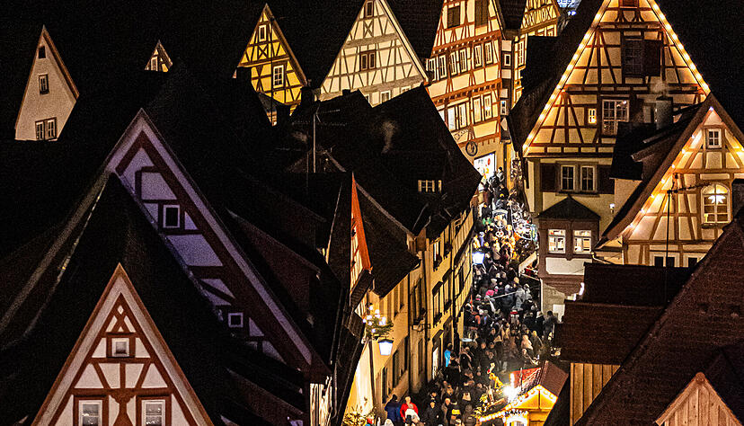 Auch am Samstag zog der Weihnachtsmarkt in der Altstadt von Wimpfen unzählige Menschen an.