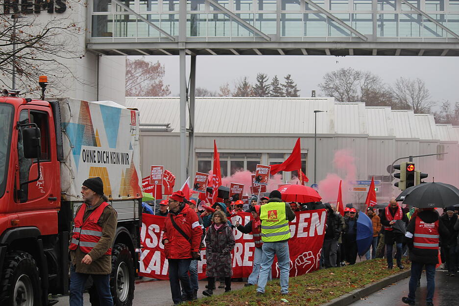 Große Solidarität prägt die Atmosphäre: Auch Kolleginnen und Kollegen von anderen Bosch-Standorten unterstützen die Demo.