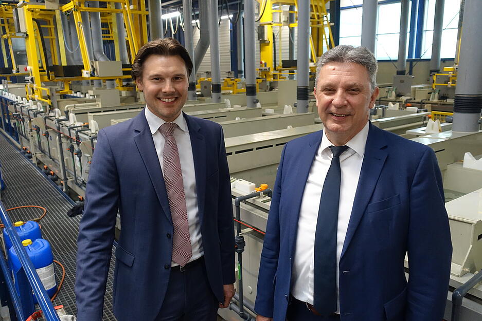 Alexander Kimmerle (links) und Michael Dartsch, die Gesch&auml;ftsf&uuml;hrer von Reisser Schraubentechnik, vor den Becken der Galvanik