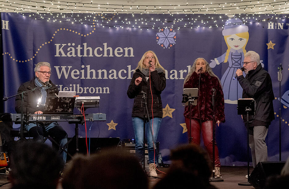 Als der letzte Schlag der sechs Glocken der Heilbronner Kilianskirche verklungen war, ertönte auf der Bühne am Heilbronner Rathaus Bill Withers Soulklassiker "Lean on me". Das Lied, das der Gospelchor Dreiklang aus Brackenheim am Beginn der kleinen Eröffnungsfeier sang, eignet sich durchaus auch als Motto für den vierten Heilbronner Käthchen Weihnachtsmarkt. "We all need somebody to lean on" heißt es da im Refrain.