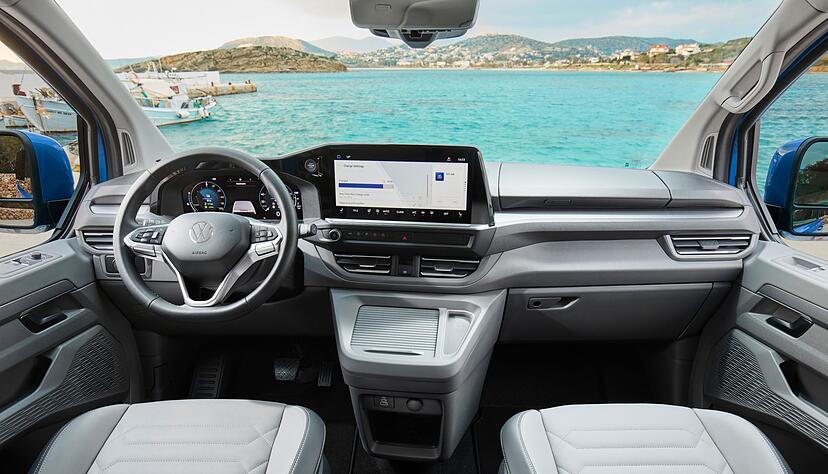 Moderner Kommandostand: Zu einem &laquo;normalen&raquo; Pkw-Cockpit gibt es kaum Unterschiede - das gilt auch f&uuml;r die Bildschirme.