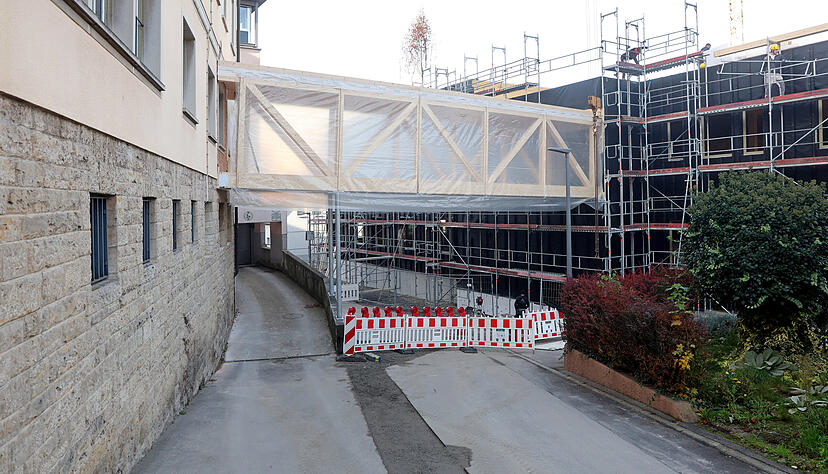 Der Anbau an das Rathaus in Neuenstadt ist durch eine Br&uuml;cke mit dem Altbau verbunden.