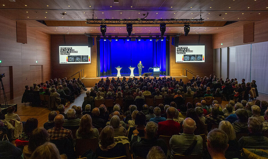 Der B&uuml;rger-Uni-Vortrag von Maximilian Lude am Bildungscampus Heilbronn zieht zahlreiche Besucher an.