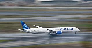 United Airlines muss die Gewinnprognose f&uuml;r dieses Jahr reduzieren. (Archivbild)