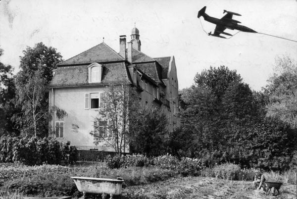 1966: D&uuml;senj&auml;ger fliegen im Tiefflug und mit einem H&ouml;llenl&auml;rm &uuml;ber Sontheim und die Frauenklinik. Sie sind eine st&auml;ndige Beunruhigung f&uuml;r Patienten und erinnern an den Luftangriff im Krieg. Offenbar wird das Deinenbachtal als Anflugschneise genutzt.