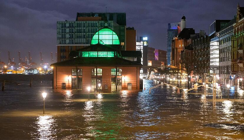 Der Fischmarkt in Hamburg steht unter Wasser.