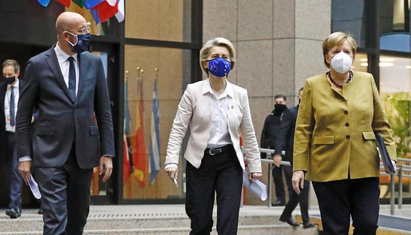 Charles Michel, Pr&auml;sident des Europ&auml;ischen Rates, Ursula von der Leyen, EU-Kommissionspr&auml;sidentin, und Bundeskanzlerin Angela Merkel kommen im Dezember 2020 am Ende eines Gipfeltreffens zu einer Pressekonferenz. Diese Mal findet das Treffen online statt.
