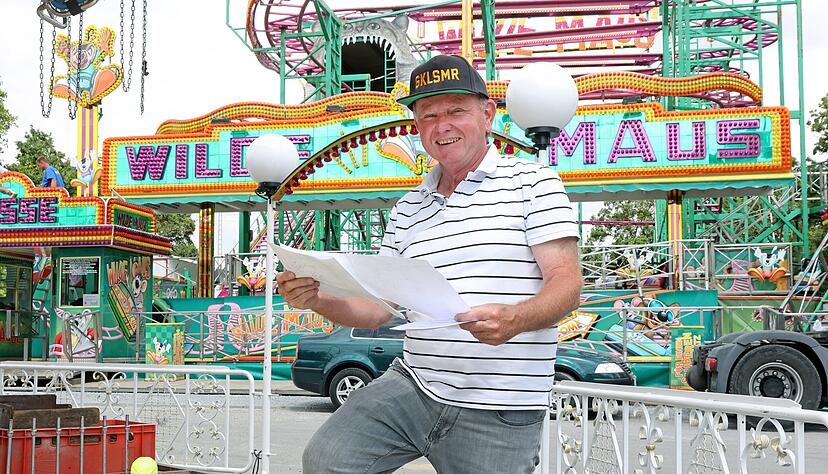 Platzmeister Gerhard Drodofsky platziert die Schausteller nach Plan. Trotz mancher Widrigkeiten freut er sich aufs Fest.