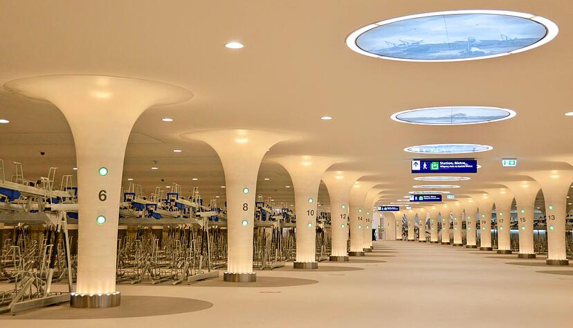 Das Innendesign ist futuristisch und in Kooperation mit einem Museum aus Amsterdam entstanden. Ein Licht-Leitsystem zeigt an, welche Abstellpl&auml;tze noch frei sind.