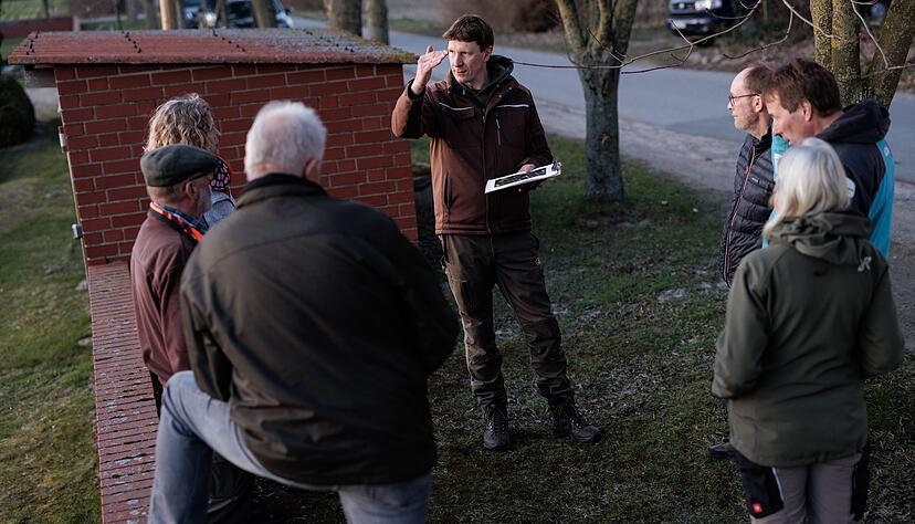 Freiwillige laufen entlang der Felder und z&auml;hlen die H&auml;hne, die den Revierruf des m&auml;nnlichen Rebhuhnes aus dem Lautsprecher erwidern. Umweltwissenschaftler Marcel Holy (M) erkl&auml;rt den Ablauf der Kartierung,.