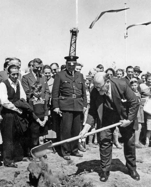 Am 1. Mai 1953 legt der Baden-Württembergische Innenminister Fritz Ulrich mit seinem Spatenstich den Grundstein für die größte Pendler-Siedlung des Bundesgebietes. Über 3000 Menschen sollen darin Platz finden.