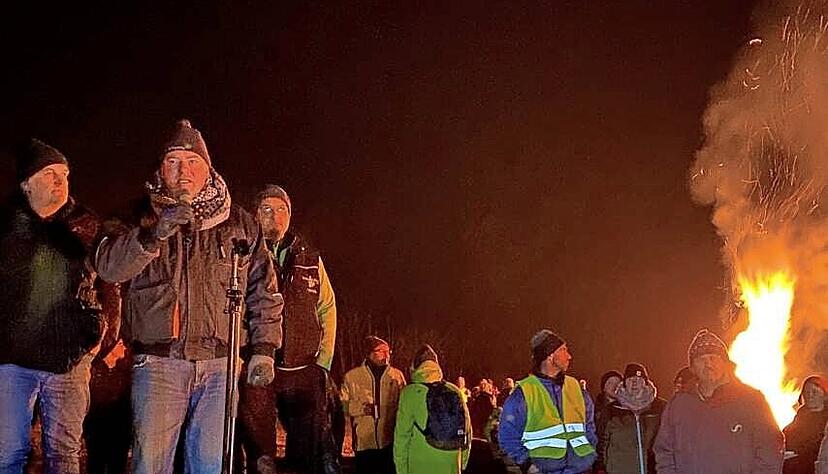 Falko Bortt aus Untermaßholderbach begrüßt die Landwirte und zahlreiche (Lokal-)Politiker. Falko Bortt aus Untermaßholderbach begrüßt die Landwirte und zahlreiche (Lokal-)Politiker.