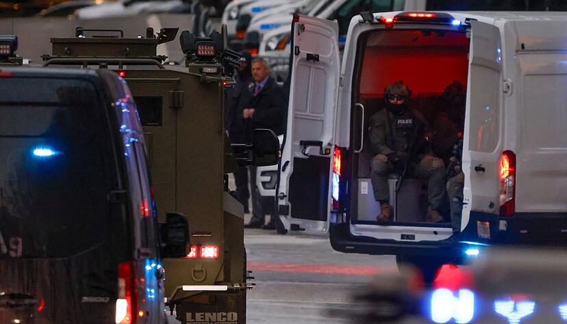 US-Bundespolizisten fahren vor einem gepanzerten Fahrzeug in dem der venezolanische Pr&auml;sident Maduro und seine Frau sitzen sollen, in New York zum Bundesgericht in Manhattan.