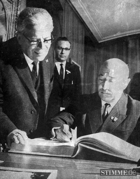 Am 20.Mai 1965 trägt sich Erster Bürgermeister von Béziers André Nougaret in das Goldene Buch der Stadt Heilbronn ein.Die Gäste aus der Partnerstadt sind die ersten, die sich in das neue Buch einschreiben. Oberbürgermeister Paul Meyle zeigt sich darüber erfreut.