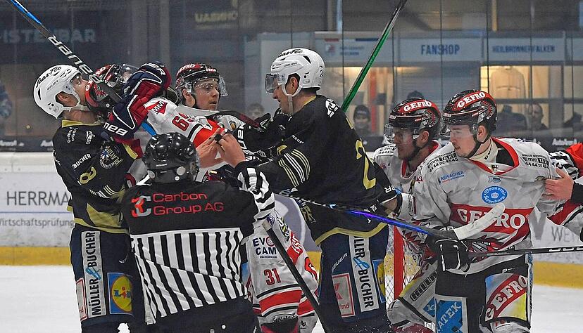 Vor den Toren wurde aufgeräumt: Hier hat Pontus Wernerson Libäck (links) den Memminger Matej Pekr im Schwitzkasten. Corey Mapes (Dritter von rechts) schiebt noch ein bisschen von der anderen Seite.
Foto: Mario Berger Vor den Toren wurde aufgeräumt: Hier hat Pontus Wernerson Libäck (links) den Memminger Matej Pekr im Schwitzkasten. Corey Mapes (Dritter von rechts) schiebt noch ein bisschen von der anderen Seite.
Foto: Mario Berger