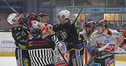 Vor den Toren wurde aufgeräumt: Hier hat Pontus Wernerson Libäck (links) den Memminger Matej Pekr im Schwitzkasten. Corey Mapes (Dritter von rechts) schiebt noch ein bisschen von der anderen Seite.
Foto: Mario Berger Vor den Toren wurde aufgeräumt: Hier hat Pontus Wernerson Libäck (links) den Memminger Matej Pekr im Schwitzkasten. Corey Mapes (Dritter von rechts) schiebt noch ein bisschen von der anderen Seite.
Foto: Mario Berger