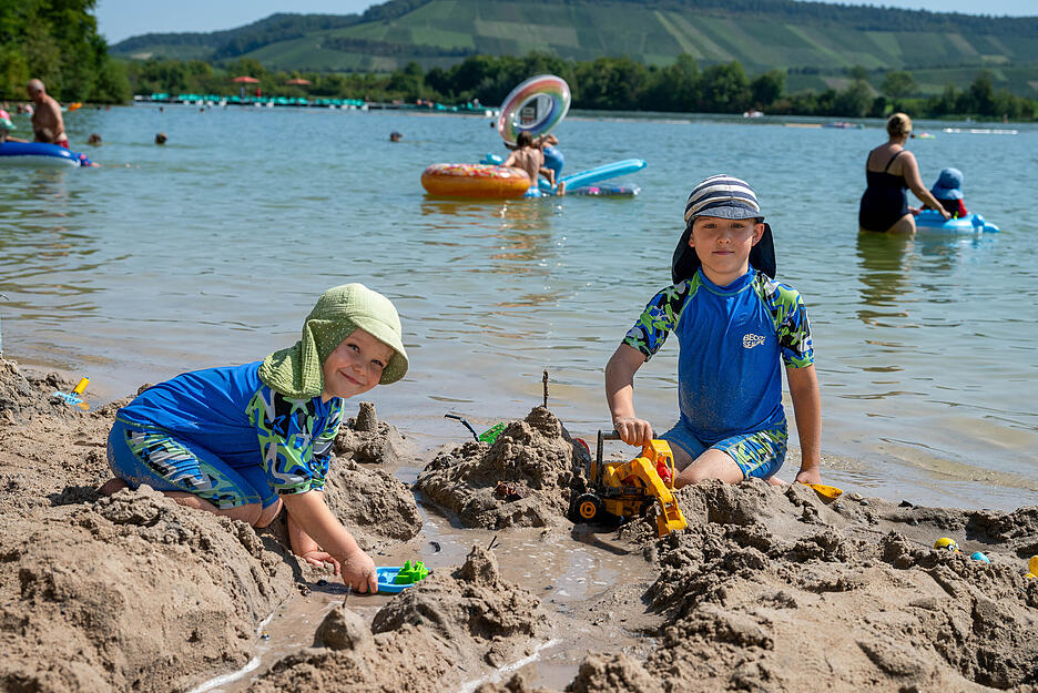 Sommerhitze, strahlender Sonnenschein – und doch herrscht am Breitenauer See überraschend wenig Trubel.